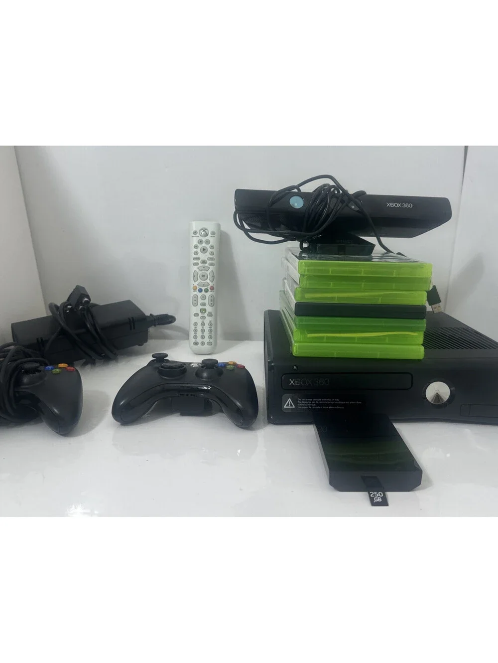 Xbox 360 Slim 250gb Console Kinect Bundle 7 Games Controllers Halo Batman Skyrim